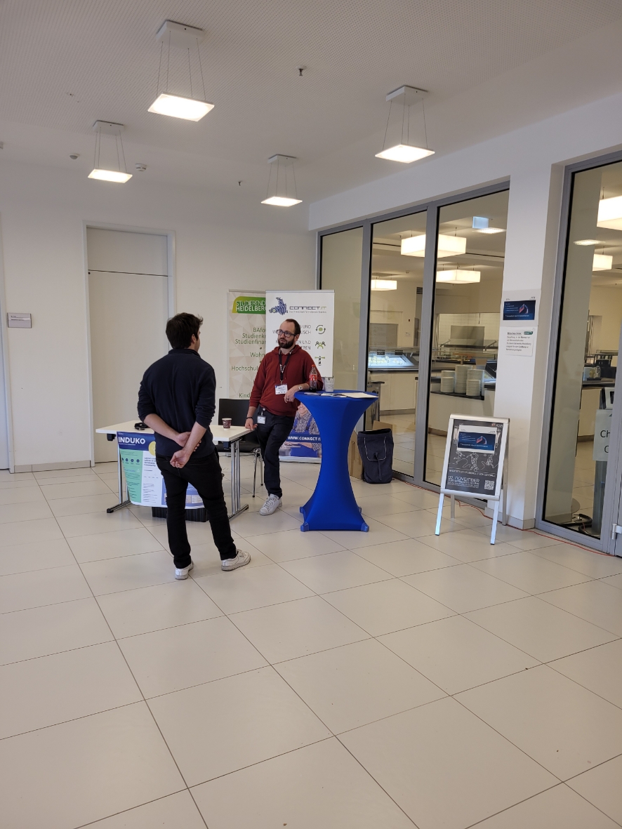 InduKo_hhn's tweet photo. Am Mittwoch, den 26.10.22 war das #InduKo Team auf der #MeetIT Messe am Campus in Sontheim vertreten. Wir hatten die Möglichkeit viele interessante Young Professionals kennenzulernen und Ihnen ein exklusiven Einblick in das Projekt #InduKo zu geben. https://t.co/FfafhoTQQB