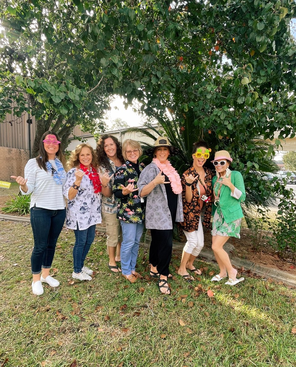 🌸🌺Aloha!🌺🌸 Cool breeze, tanned knees, and drug free is the way to be! 😎 #RedRibbonWeek2022 #ouRHouse