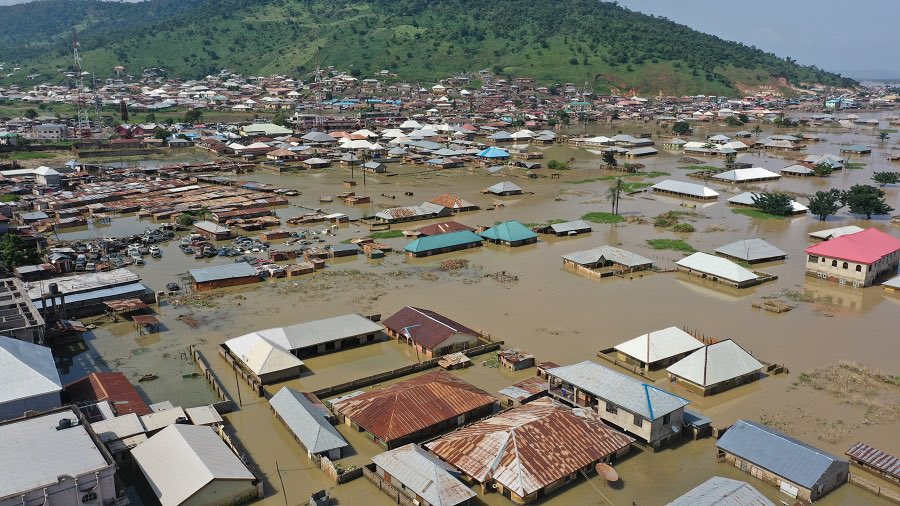 Worst floods in a decade, many houses still submerged, more than a million people displaced: this is the very complex situation that #Nigeria is facing. We @ifrc continue supporting our @nrcs_ng volunteers in their life-saving activities.