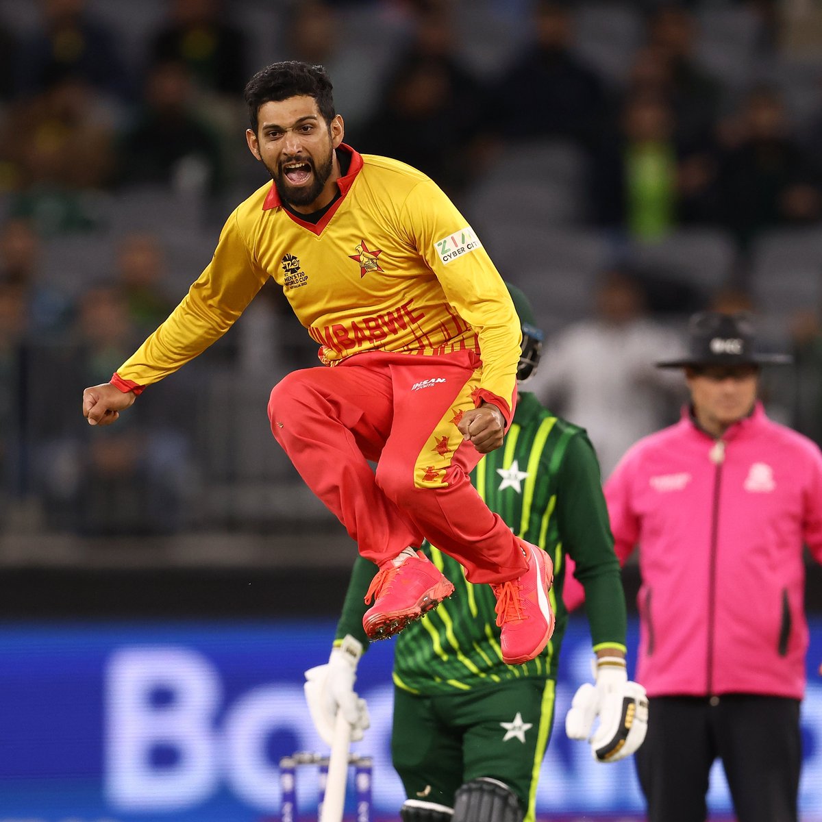 TheCricketerMag's tweet photo. ZIMBABWE BEAT PAKISTAN BY ONE RUN!

#PAKvZIM | #T20WorldCup https://t.co/88rt52SOr1