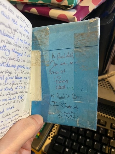 I love how lovingly this wee school dictionary has been covered, the hand-written notes, but most of all I wonder where Paul and Bec from 1997 are now!

#guidreads #morethanabookshop #longlostbook #schoolbook #booktwt #booktwitter