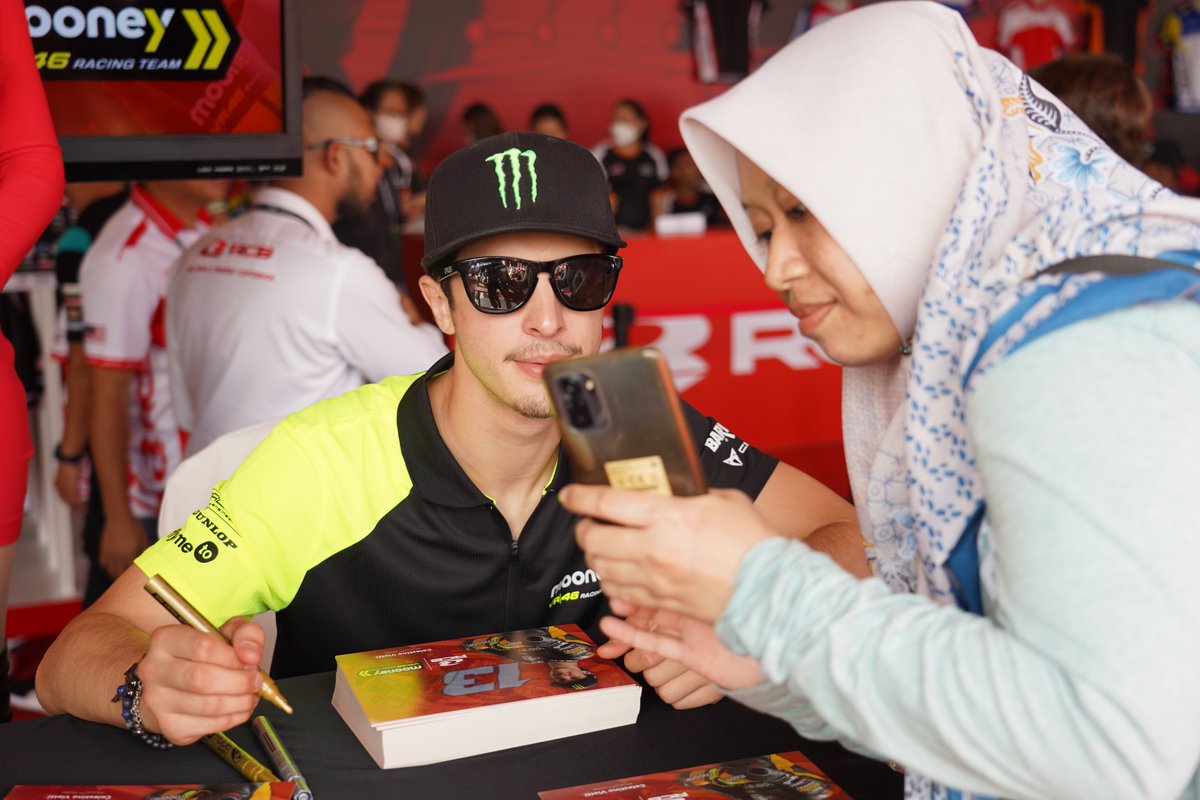 Another incredible welcome! 🫶 Thank you Malaysia 🇲🇾

#MooneyVR46RacingTeam #MotoGP #Moto2 #RacingBoyGlobal #MalaysianGP