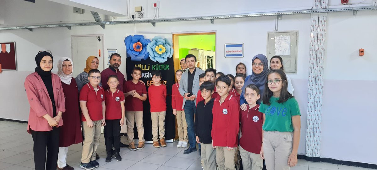 pendikbuharaio's tweet photo. Okulumuz 4. sınıf öğrencilerimizin hazırladığı Milli Kültür sergimizin açılışı okul müdürümüz Fatih Esnemez tarafından yapılmıştır. Tüm öğrencilerimizin gezerek milli kültürümüzü tanıma şansı bulduğu sergimizde emeği geçen tüm öğrencilerimizi ve öğretmenilerimizi tebrik ederiz. https://t.co/P5PdHVD8iN