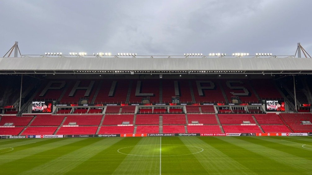 Arsenal's tweet photo. We’ve arrived 👋

📍 Philips Stadion, Eindhoven https://t.co/Vl0M8rcDRC