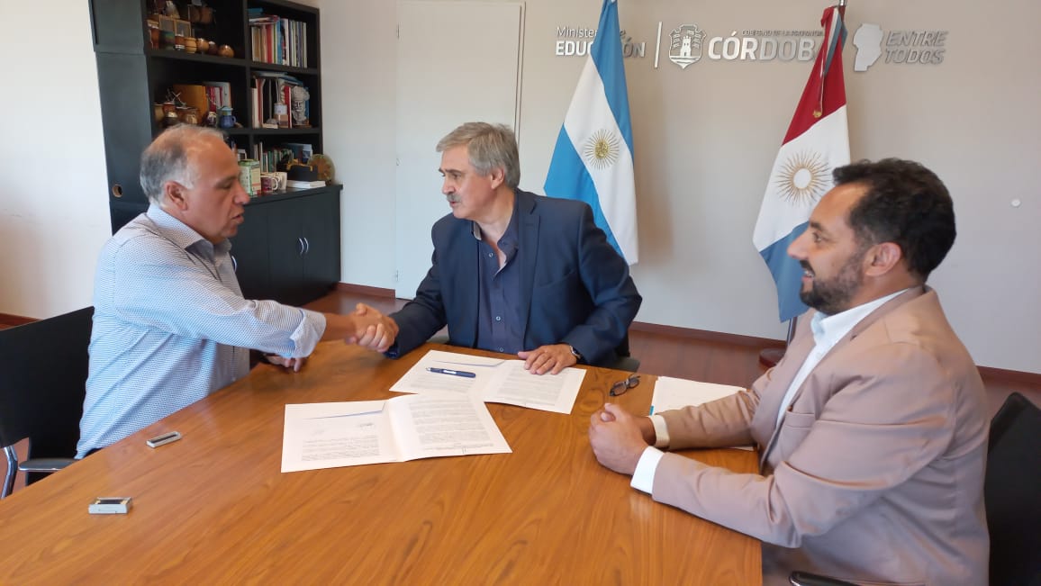 educacioncba's tweet photo. Ayer firmamos convenio con el intendente @ClaudioChaveroo de Santa Rosa de Calamuchita para culminar una obra de 1500 m2 que será destinada al IPET 422. Invertiremos más de 150 millones de pesos en el marco del Programa #100NuevasEscuelas https://t.co/QQi6Df0foL