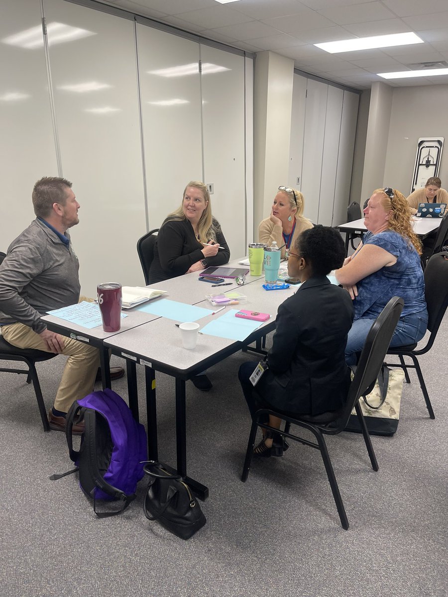 Turn your docent round-n-round and share their learning all around! Using the docent doe strategy to share ideas at SL Literacy Institute.🤠📚 #KTintervent