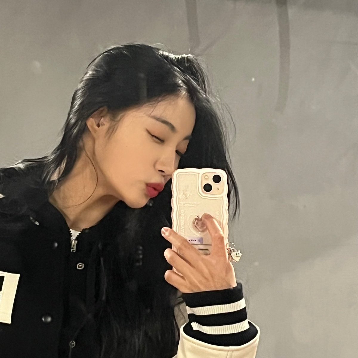 📝 | 27.10.22 — Update da Yeju via Twitter das membros

"🎨🚌Bang bang💨 Chillin Chillin está saindo Willing❤️"

#ICHILLIN #아이칠린 <a href="/ichillin_km/">ICHILLIN' OFFICIAL</a>