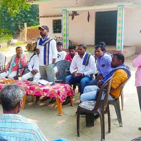 AwaazNb's tweet photo. भीम आर्मी भारत एकता मिशन आजमगढ़ उत्तर प्रदेश दिनांक 27/10/2022 को ब्लाक महाराजगंज ग्राम सभा शिवपुर में भाई सदानंद कुमार जी के नेतृत्व में सदस्यता अभियान एवं जागरूकता मीटिंग रखी गई जिसमें मुख्य अतिथि #जिला_संयोजक_अध्यक्ष_आजमगढ़_मा_विपिन_राव_जी रहे सैकड़ों लोगों ने भीम आर्मी https://t.co/poBAYUo5sQ