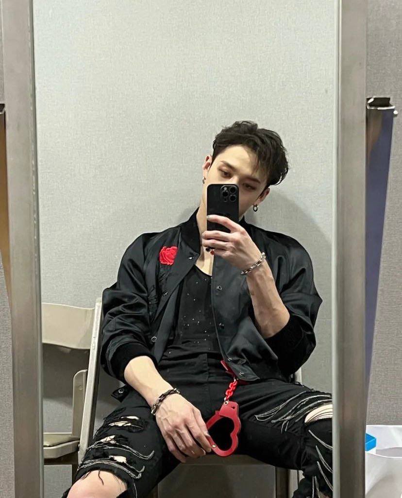 im thiisss🤏🏻 close to ditch all my assignments for this man....