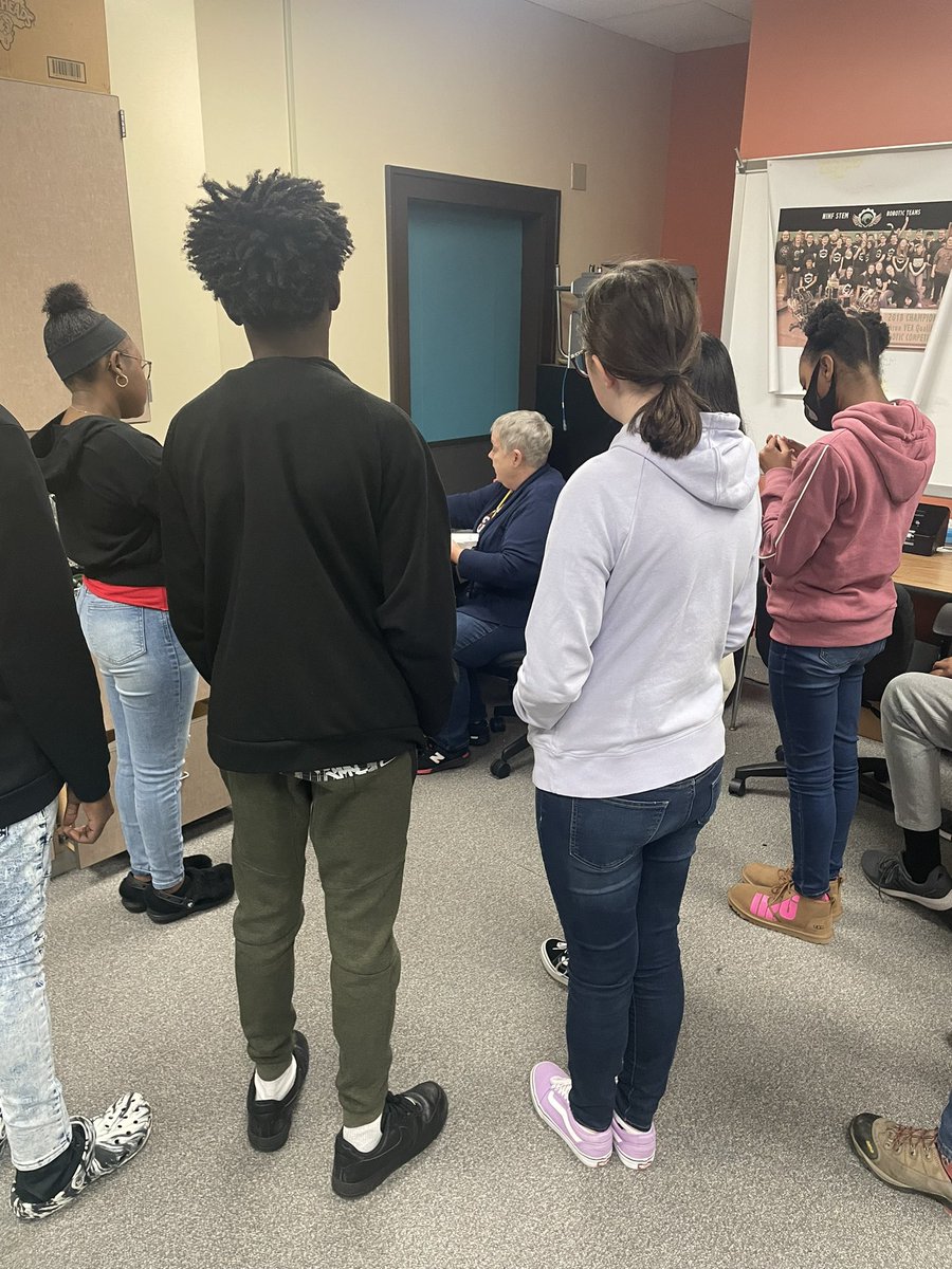 STEMHS_IdeaLab's tweet image. Thank you Coach Hughes for helping our @NIHFHS learners receive instruction on the vinyl cutter