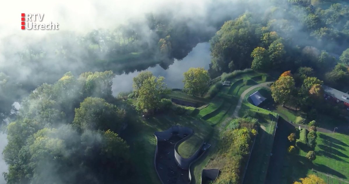 ‘De meidoornhaag diende de vijand op afstand te houden, nu zorgt het militaire groen van de #HollandseWaterlinies voor een groene oase op de forten, vlak bij de stad.’ Kijk nu ‘Van Rossem Vertelt’ voor een inkijkje in de functie van militaire beplanting: bit.ly/3zjCd5u