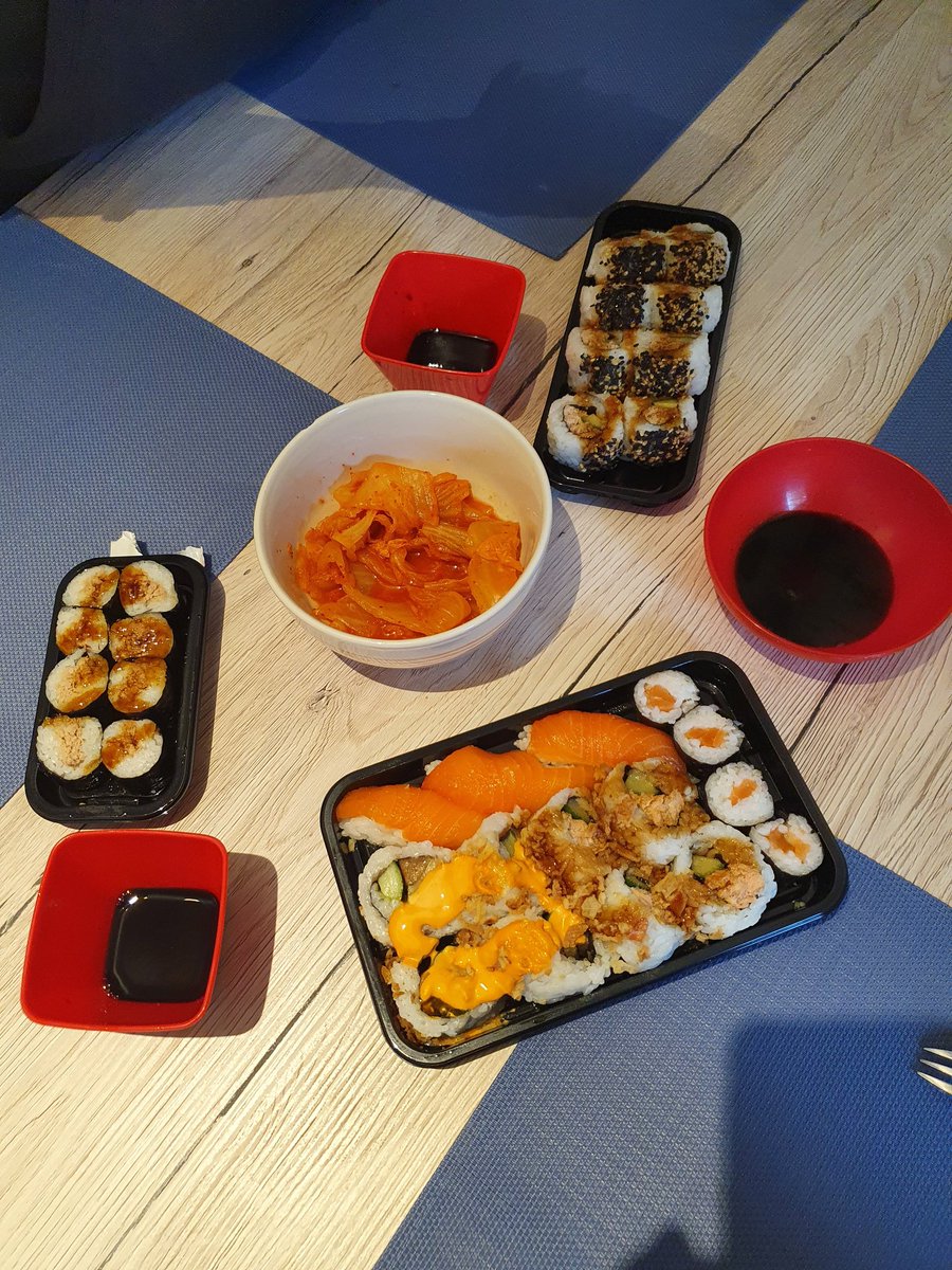 Darkcurry04's tweet photo. Nach längerer Zeit mal wieder lecker Sushi 🍣 🍣 essen mit @Jessy30082 und @Mina13_53 https://t.co/7nAEe8bNCI