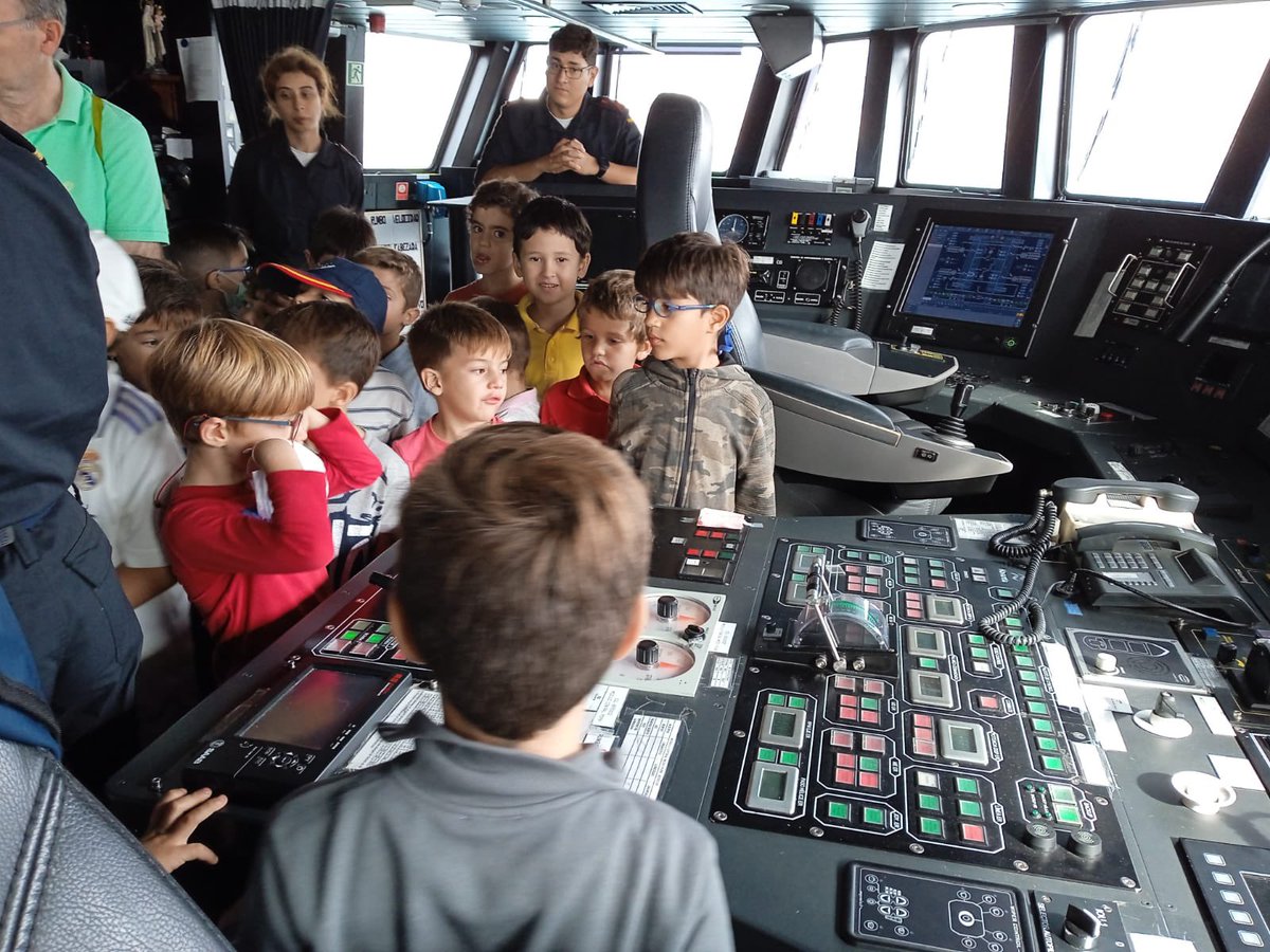 Salida cultural 1º y 2º de primaria Los más pequeños del colegio fueron de excursión a Cartagena. En la ciudad portuaria nuestros alumnos visitaron la base de submarinos y subieron a uno de los barcos de la marina. Fue un gran día donde aprendieron mucho y lo pasaron genial.