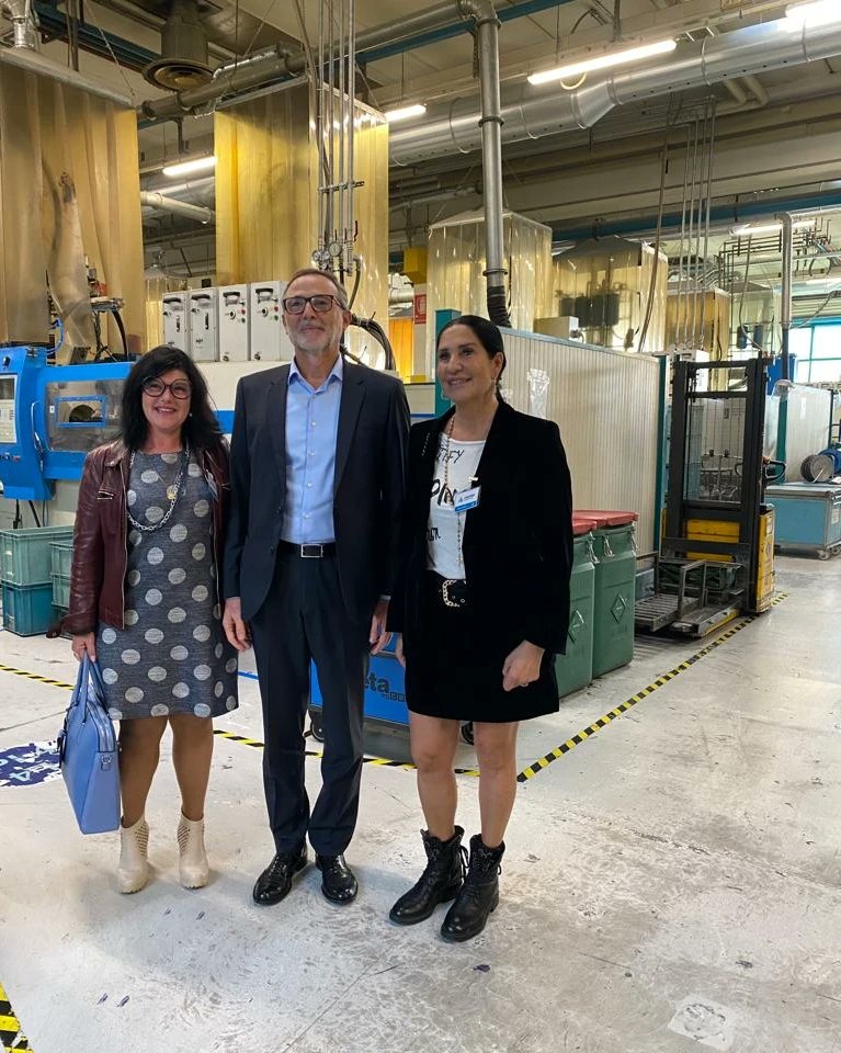 LaraMagoni's tweet photo. 📌 IL TERRITORIO E LE SUE ECCELLENZE!
Il mio tour, accompagnato dall'Assessore al Turismo di #Villongo Marcella Brignoli ha inizio da #Argomm, punto di riferimento internazionale nella realizzazione di bicomponenti e componenti tecnici in elastomero 🏭 https://t.co/k05Q1GfYBU