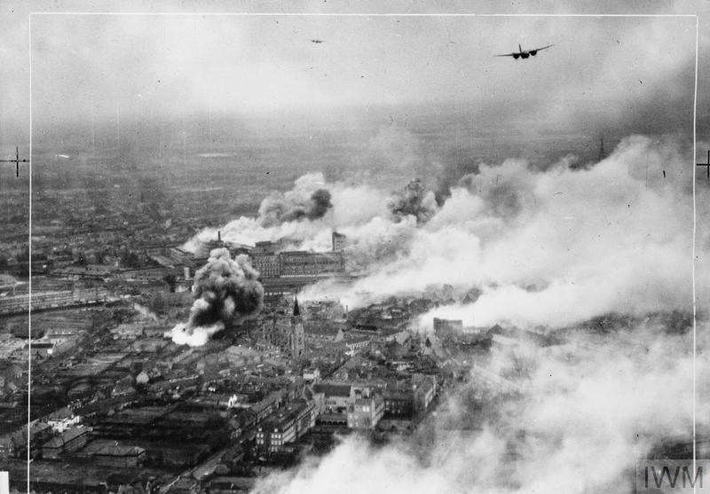 Vanwege het Sinterklaasbombardement van 1942 werd het voetbal in Eindhoven afgelast dlvr.it/SbpLdX