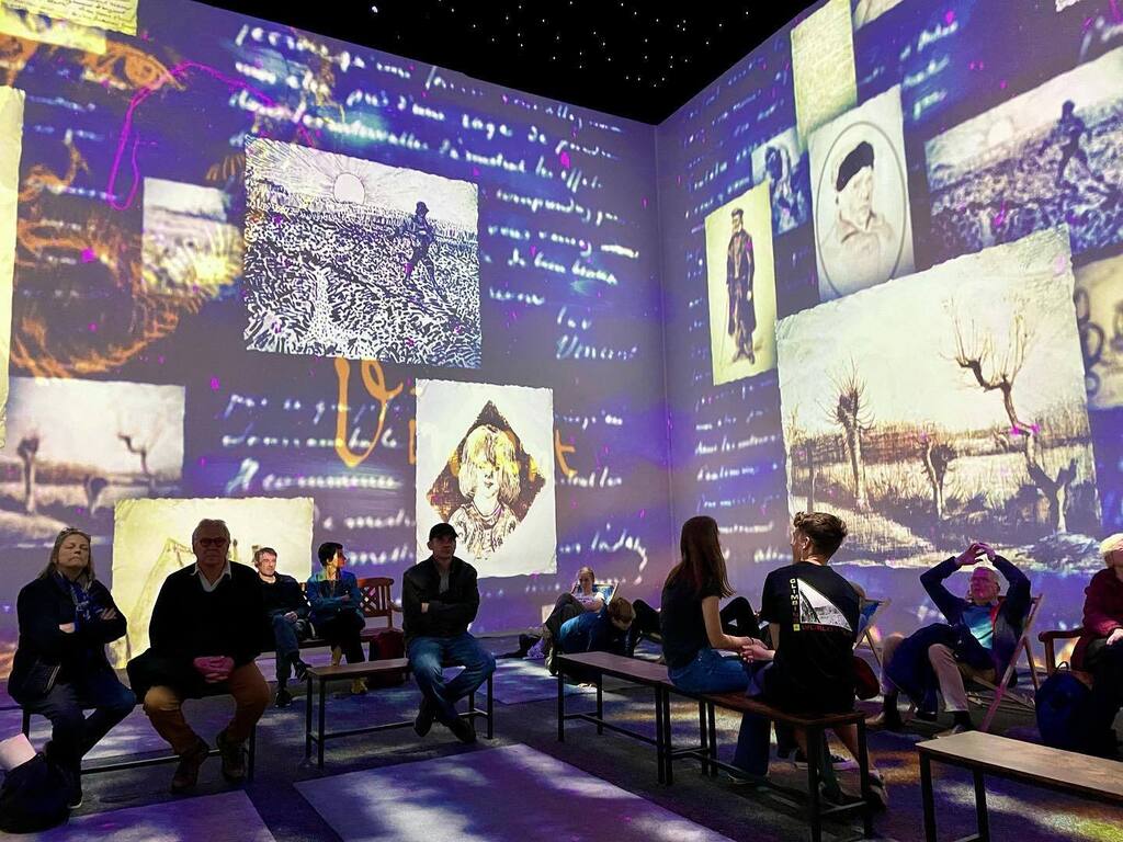 EleyDesigns's tweet photo. Stepping into Van Gogh - beautiful, vibrant, thoughtful &amp; tragic. 

#vangoghimmersiveexperience #exhibition #eastend #london #spitalfieldmarket #vangogh #painting #painter #postimpressionist #eleydesigns #eleylovesdesign https://t.co/KaPDcqhL4D https://t.co/I4wLcvcRai