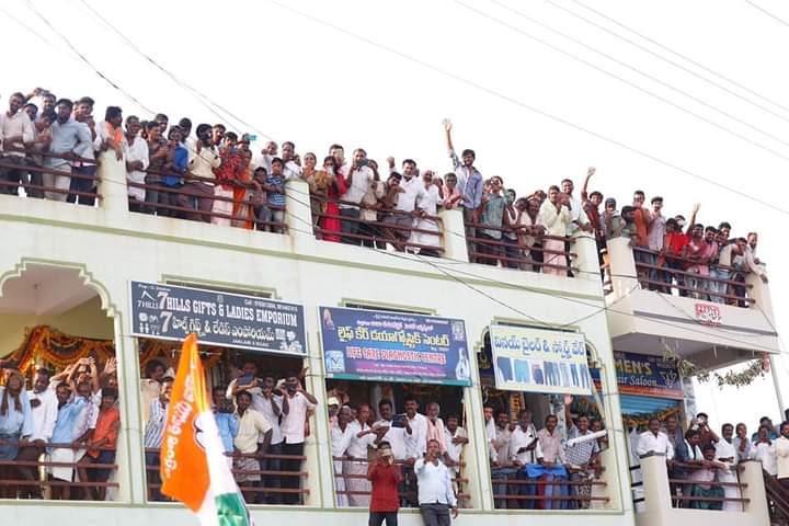 IYCBihar's tweet photo. राज्य बदल रहे हैं लेकिन लोगों का उत्साह कम नहीं हो रहा। 

यात्रा के लिए उमड़ रहा लोगों का यह प्यार मुश्किल दिखाई दे रही मंज़िल को आसान बना रहा है।

#50DaysOfBharatJodoYatra https://t.co/RzNPYscAMU