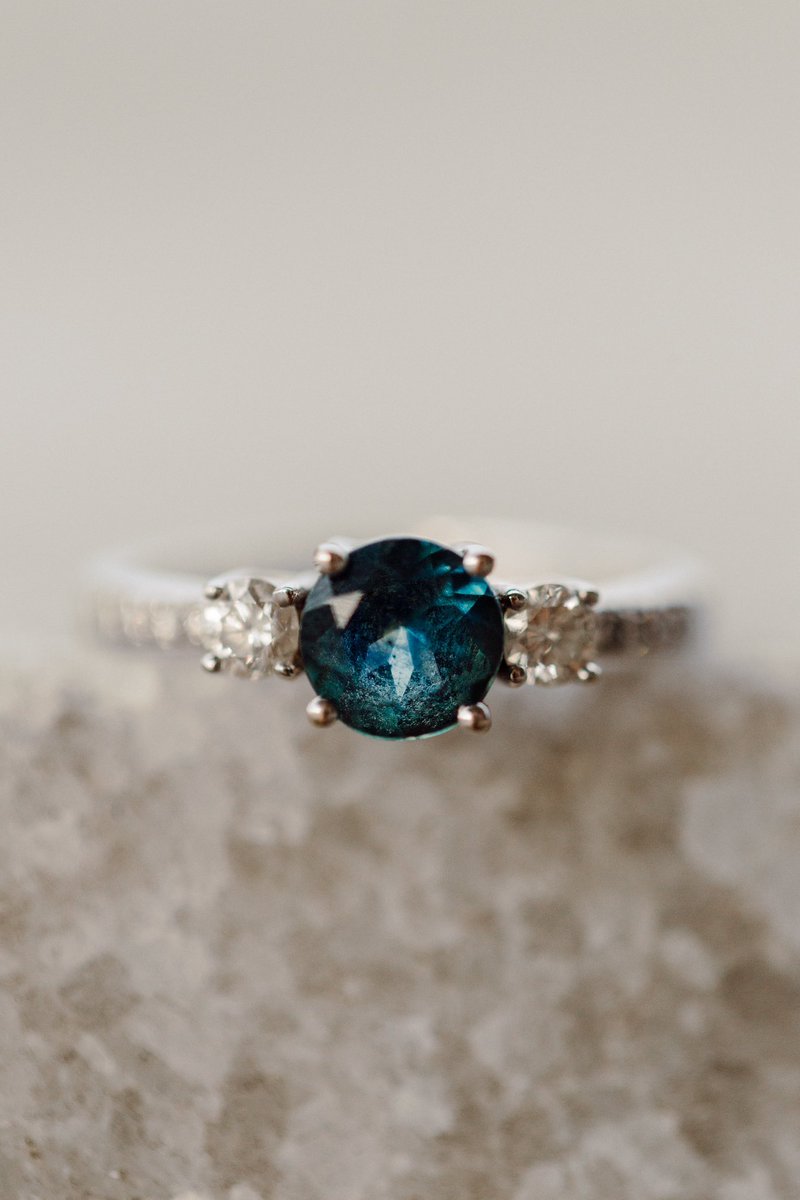jennygeraci_'s tweet photo. And just look at this STUNNER 💍😍 https://t.co/RkbdcbaKAo