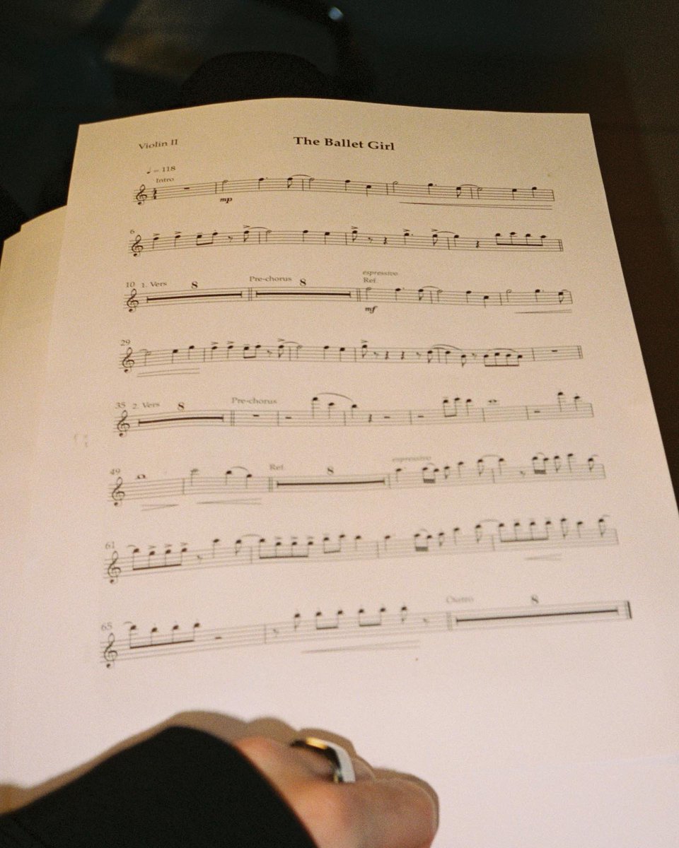 The string solo in ‘The Ballet Girl’ is played with a violin handmade in 1884 in France. So fascinating how instruments have a distinct soul, and this one feels like magic to me..