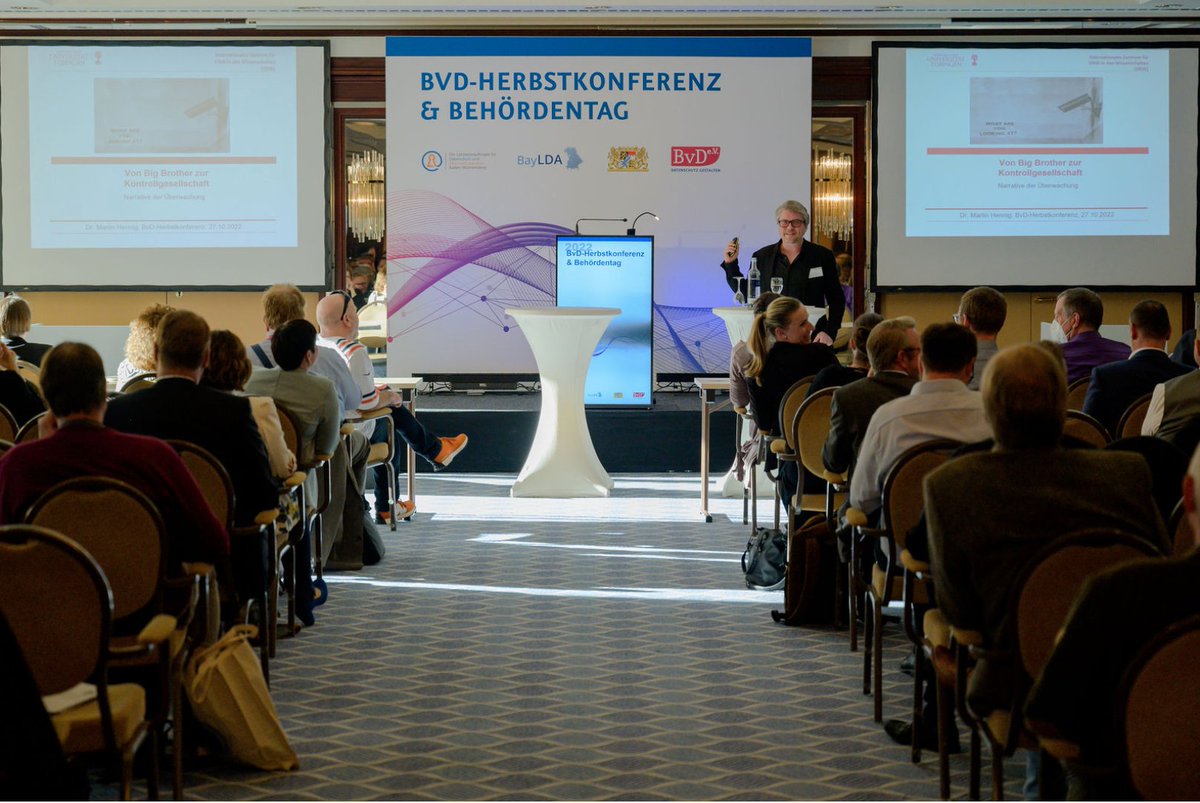 Dr. Martin Hennig (<a href="/izew_tue/">IZEW - Ethikzentrum Tübingen</a>) berichtet im Kulturbeitrag der #HK22 "Von Big Brother zur Kontrollgesellschaft: Narrative der Überwachung" über Medienerzählungen, die eine Vielzahl von Narrativen der Überwachung aufnehmen und den Alltag der digitalisierten Gesellschaft prägen.