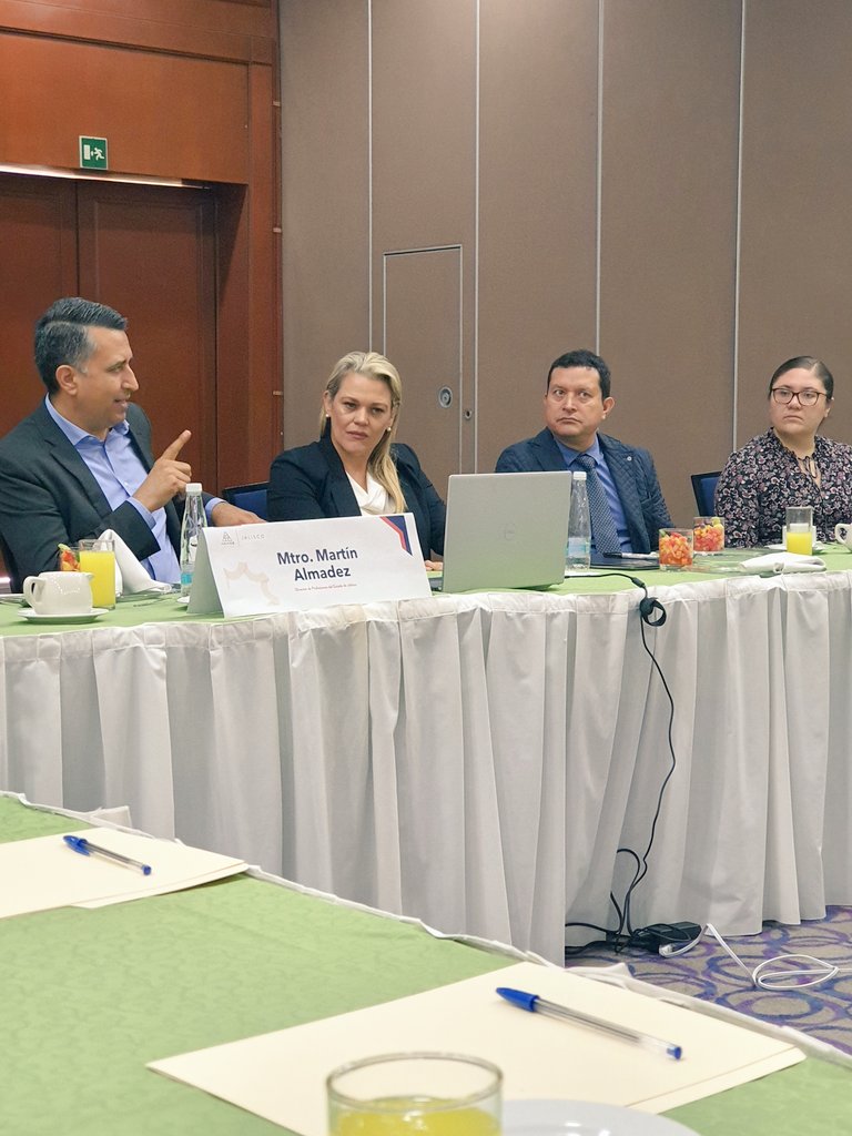 En la reunión mensual de socios #ANADE #Jalisco con el tema de ejercicio profesional entre la ética y el mercado con el Mtro. Martín Almadez.