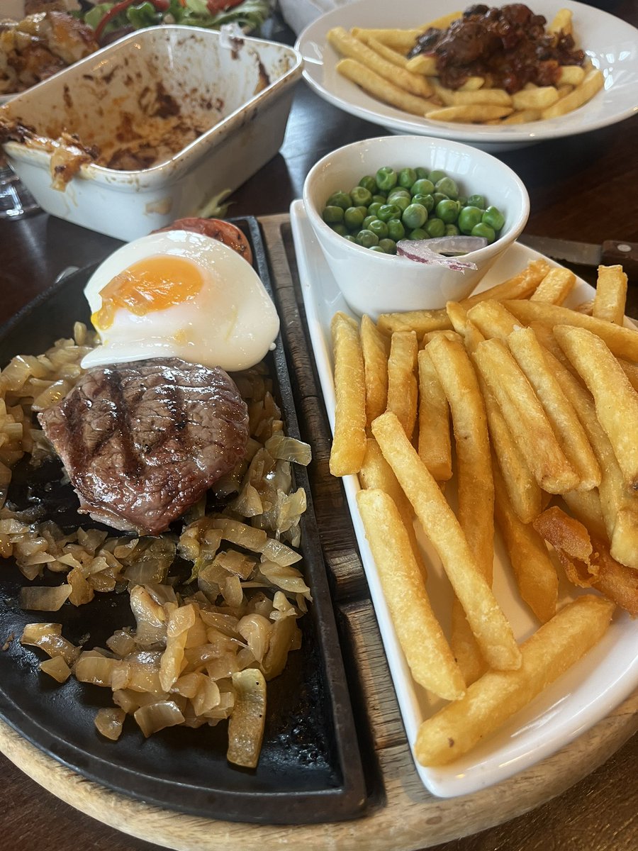 chrisdysonHT's tweet photo. Hats off to #TheBelfry @greeneking - exceptionally brilliant value for money and exceptionally awesome food - a perfect place to meet the lad at #SheffUni and my parents, sister and fav niece @DarcyMaw … what a perfect pm - the food and price made it X Cheers guys https://t.co/a1UHKDZiWZ