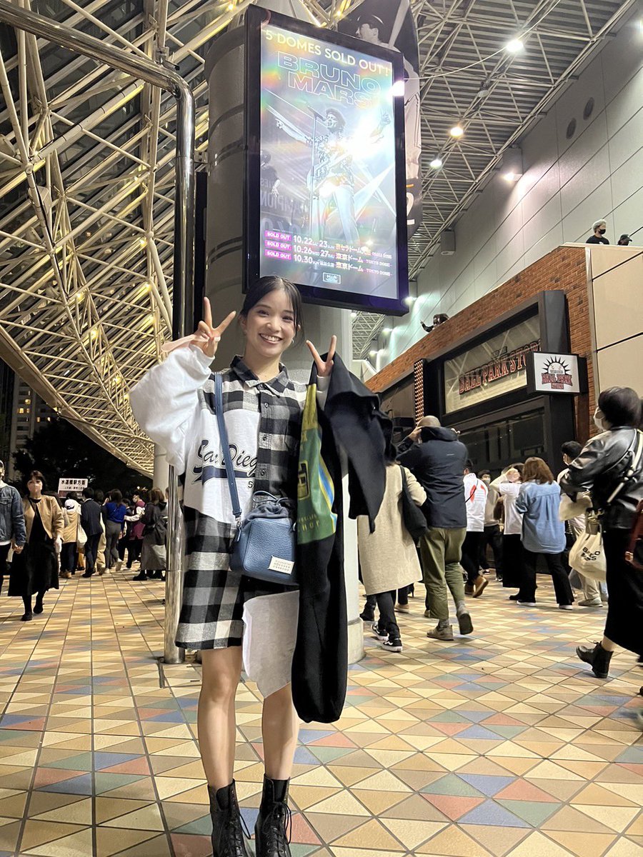 SeiraKariya's tweet image. 念願の…４年越しの…
Bruno Mars見に行ってきました😭✨

全てがかっこよかった😭
本当にかっこよかった😭😭
生でブルーノ見ちゃった…………
めっちゃ近かった😭😭
大奮発してよかった😭😭💰
大興奮なうです😭😭😭🔥

全身から溢れるエンターテイメントに魅せられた2時間でした！！！最高すぎ😭