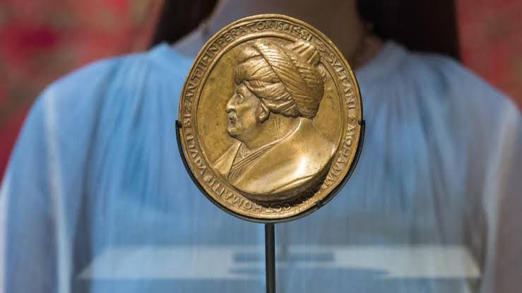 Üzerinde “Bizans İmparatoru Muhammed” yazan ve dünyada sadece 4 adet bulunan bu kıymetli madalyon evine dönüyor. İBB, bugün İngiltere’de müzayedeye çıkan eseri satın almıştır.