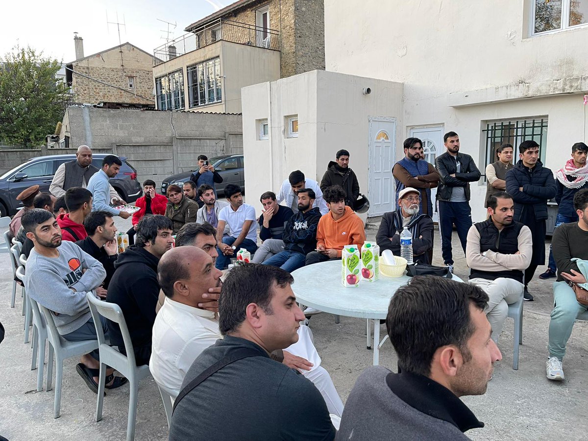 Khan86Murtaza's tweet photo. د افغانستان وفد هم د محسن داوړ سره وکتل ډير سوالونه او ځوابونه وشول هغوي ورستی د پاکستان د ويزي غوښتنه يي تر وکړه چي بهر هيوادونو کې ميشت افغانانو ته يي ورکړي محسن داوړ ډاډ ورکړ چې انشاالله دا مسله به ډېر ژر هواره شي 
@mjdawar our proud https://t.co/Qsb8i54YK3