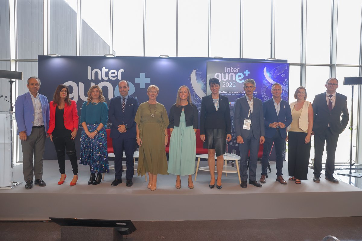 arantxa_tapia's tweet photo. 🌎📌 #INTERGUNE Nazioartekotze Foroaren talentuarekin lotutako topaketan, gure gazteei helarazi diegu talentua erakarri behar dugula Euskadira, sekulako etorkizuna duen ekosistema produktibo bat daukagulako.
Lehiakortasunaren motorra koipeztatuko duten pertsonak behar ditugu! https://t.co/fvG9XmLtH3