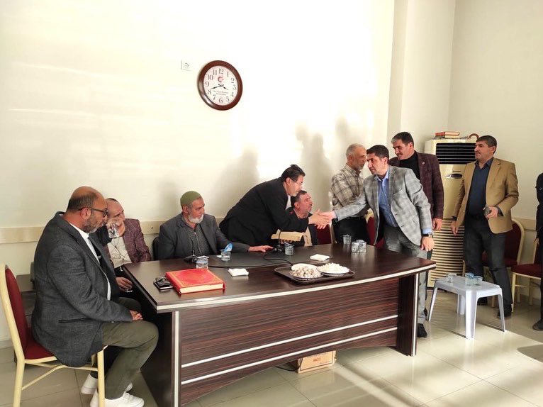 AkArtuklu's tweet photo. İlçe koordinatörümüz Fazıl DÜDÜK,
İlçe Başkanımız Serdal BAĞIŞ
Gençlik Kolları Başkanı Sinan KÖLE ve Teşkilat üyelerimiz ile birlikte Yay taziye evin’de  IŞIKHAN Ailesi’ne taziye ziyaretinde bulundular.
 
 Merhuma Allah'tan rahmet, yakınlarına başsağlığı ve sabır diliyoruz https://t.co/jYMpnw46Uv