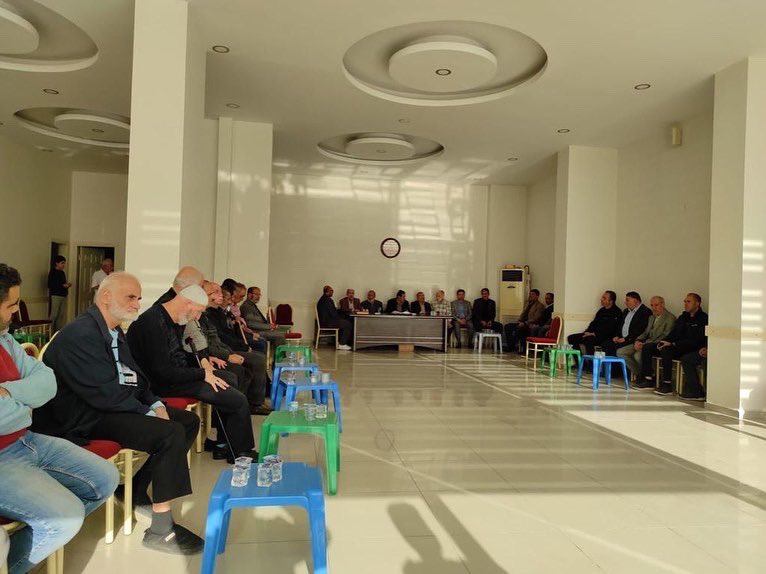 AkArtuklu's tweet photo. İlçe koordinatörümüz Fazıl DÜDÜK,
İlçe Başkanımız Serdal BAĞIŞ
Gençlik Kolları Başkanı Sinan KÖLE ve Teşkilat üyelerimiz ile birlikte Yay taziye evin’de  IŞIKHAN Ailesi’ne taziye ziyaretinde bulundular.
 
 Merhuma Allah'tan rahmet, yakınlarına başsağlığı ve sabır diliyoruz https://t.co/jYMpnw46Uv