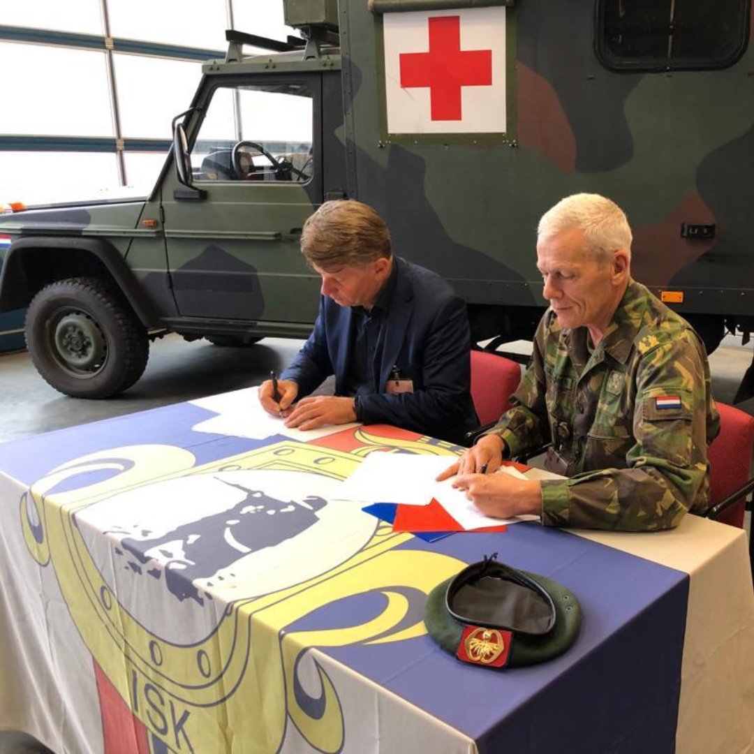 Vandaag zet directeur <a href="/BrilHenk/">Henk Bril</a> zijn handtekening onder een samenwerking met <a href="/Defensie/">Ministerie van Defensie</a> Harskamp. Wanneer iemand eerste hulp nodig heeft op en rondom het Infanterie Schietkamp (ISK)  zal Defensie hulp verlenen totdat de ambulance ter plaatse is.  💪
#AmbulanceGM #samenwerking