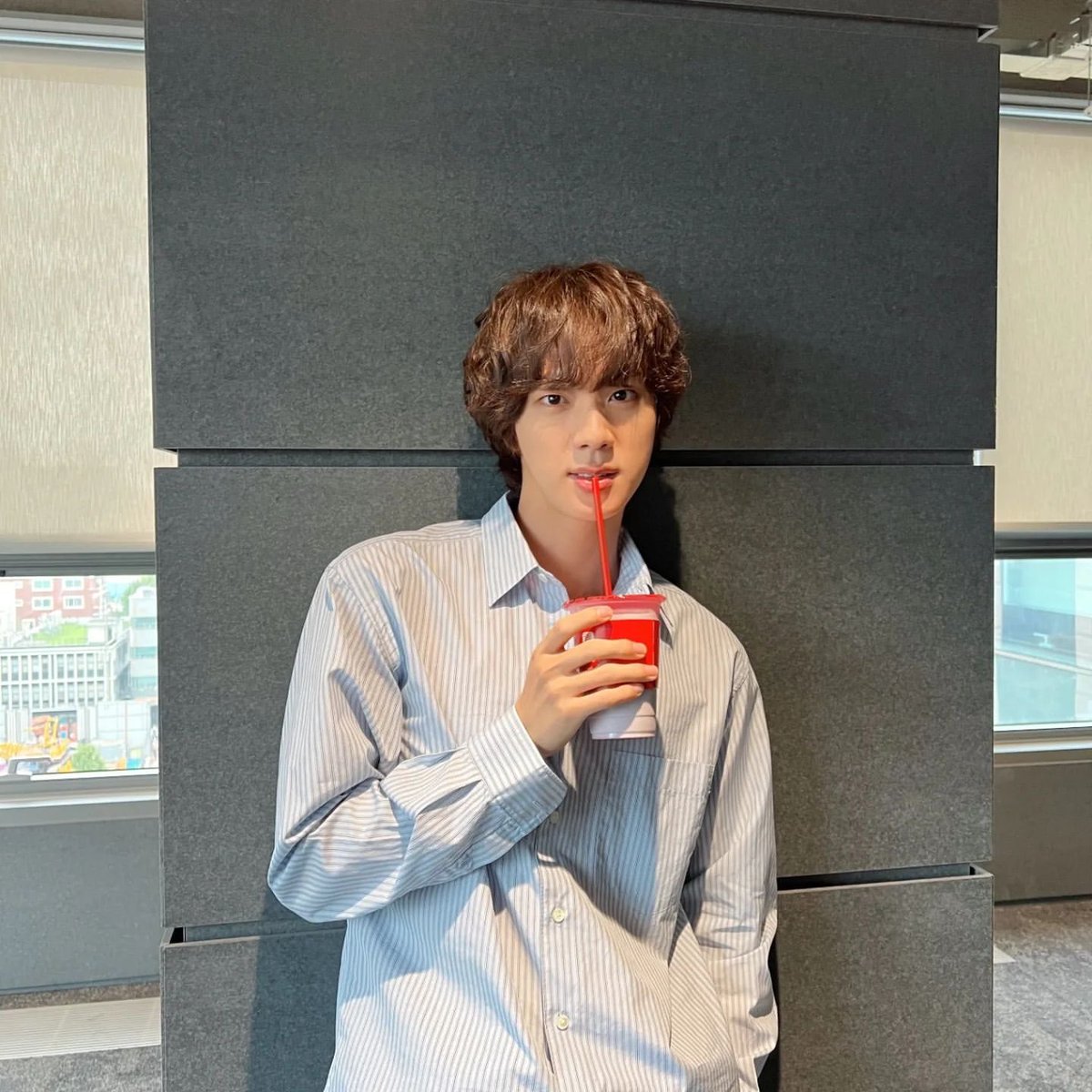 btsjinkun's tweet photo. 私的に前髪の重さといい髪の長さといい服装のちょっと大きい感じといいなんというかタイプです https://t.co/zH6363sk8k