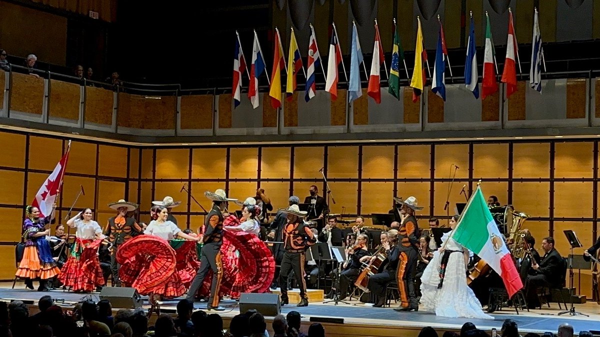 Desde “Bésame mucho” de Consuelo Velázquez al “Huapango” de José Pablo Moncayo, la música mexicana brilló ayer en la noche estelar del Mes de la Herencia Hispana en Ontario con la fabulosa orquesta <a href="/OntarioPops/">Ontario Pops</a> y <a href="/TheMExicansFolk/">TheMexicansFolkTO</a> Ballet.