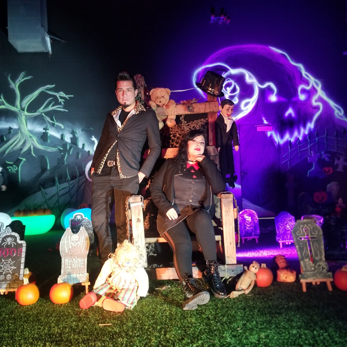 skull_tea's tweet photo. New album is about to drop, lol! Took a spoopy pic in a Halloween-themed art studio in Anaheim when we weren't slanging our merch. https://t.co/lzh39FfXsH