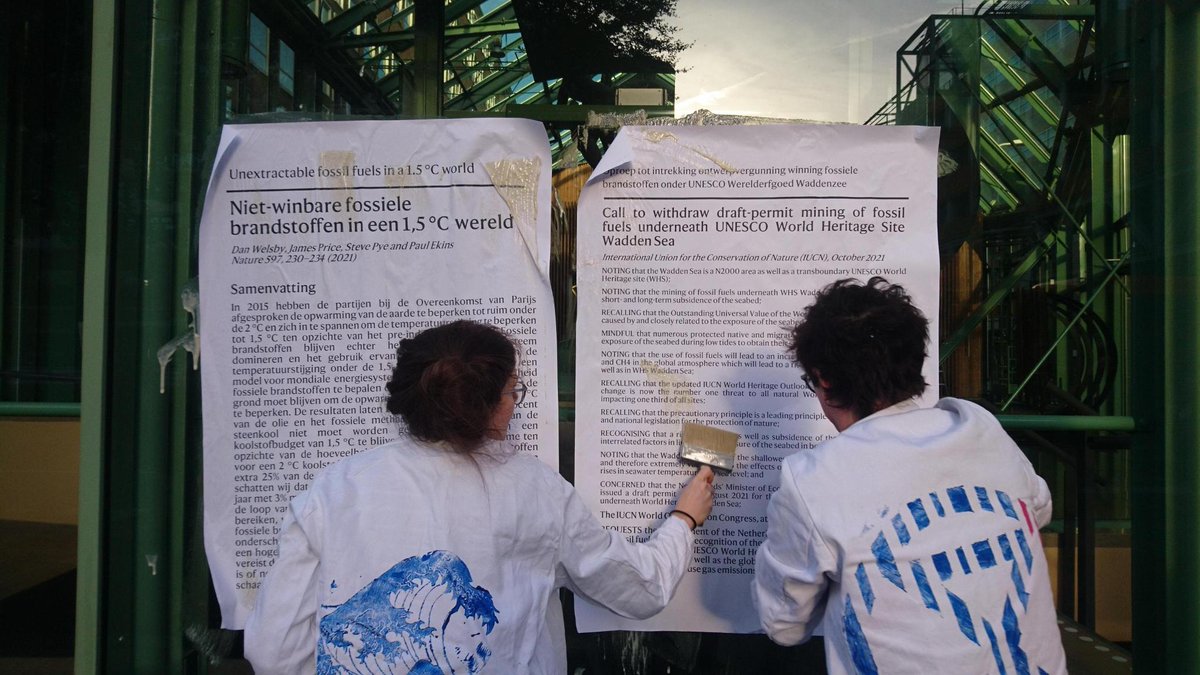 Scientists are pasting scientific papers on the windows of @MinisterieEZK to warn against possible consequences of drilling for gas under the Wadden Sea #ScientistRebellion