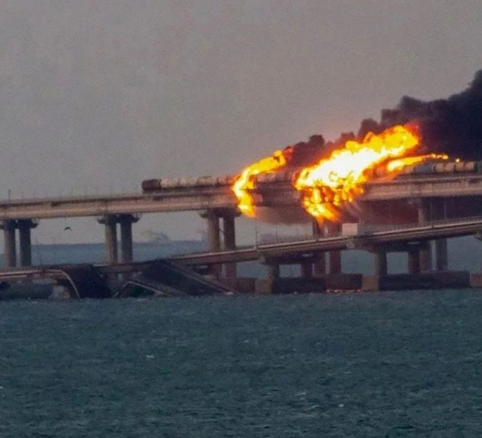 Мост подорвали