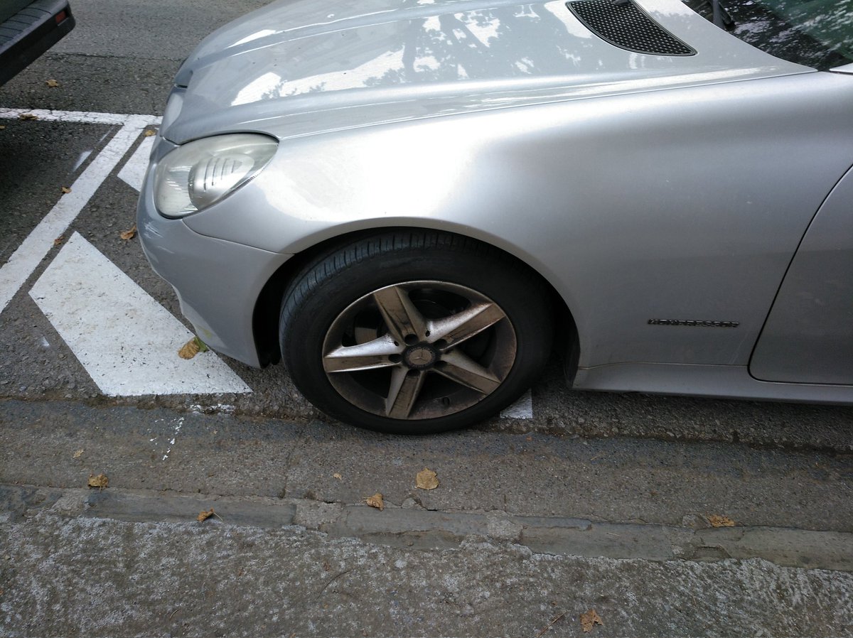 nhravina's tweet photo. No sé si altres llocs passa, però a Olot hi ha gent que no entén que aquestes línies blanques darrera de les places de mobilitat reduïda estan posades intencionadament per obrir les rampes dels vehicles i baixar la cadira de rodes.
Pot ser en una altra vida ho acabaran entenent. https://t.co/gsF5YNOzIR