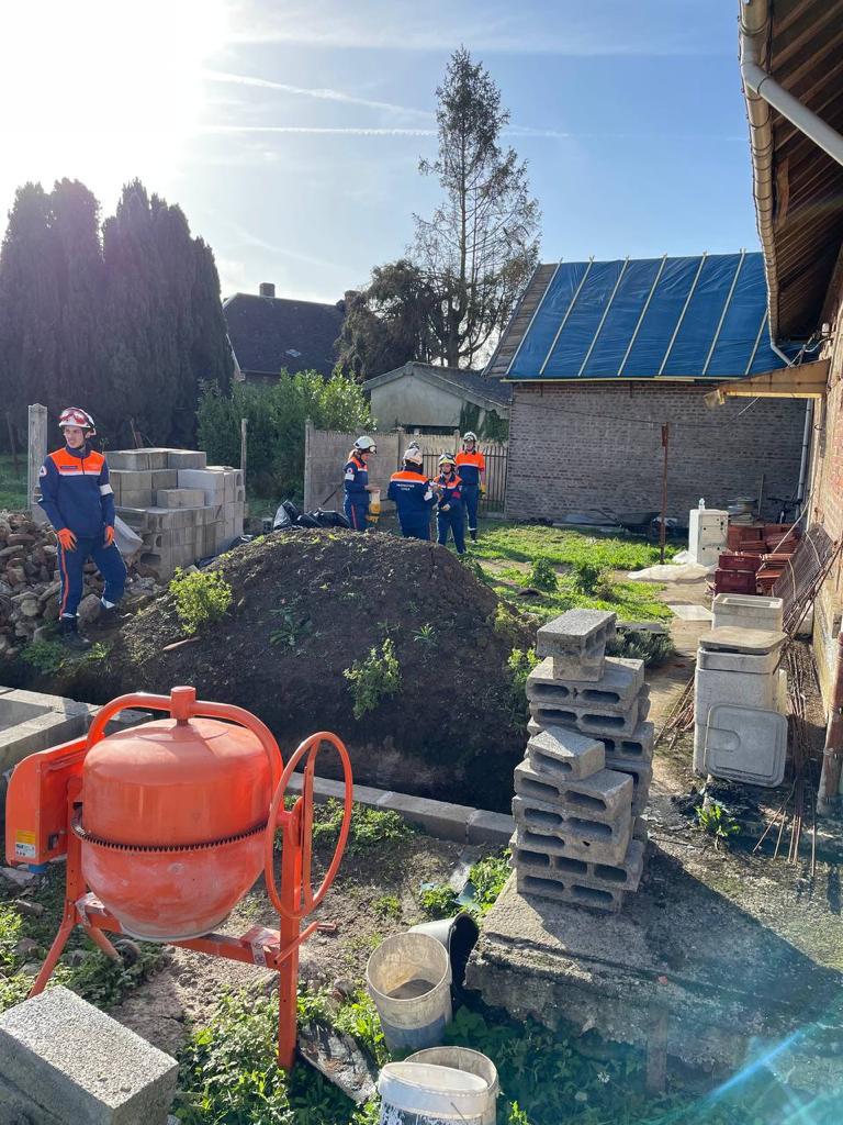 ProtecCivilefr's tweet photo. #SoutienAuxPopulations - Près de 40 bénévoles de la @ProtecCivilefr sont actuellement mobilisés auprès des habitants de la commune de #Bihucourt, située dans le département du #PasdeCalais, afin de mener des actions de déblaiement des bâtiments sinistrés⛑ https://t.co/2NMbUUUelI