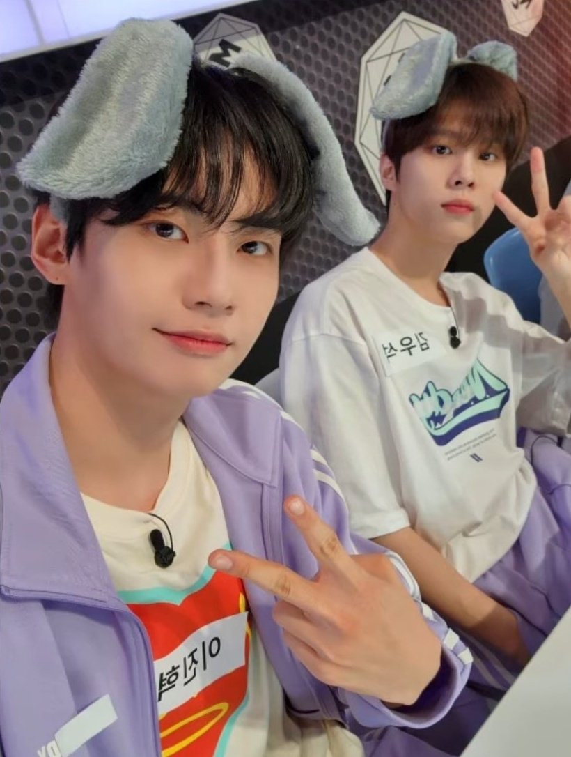 jinhyukhae's tweet photo. I know the day's about to change and I'm a little late for the party but here I am, wishing you ceaseless happiness and tons of good luck in every day of your life. Happy birthday, Wooseokie! Take good care of yourself. https://t.co/avwwgUz7Qz