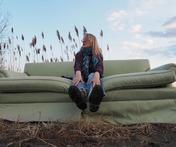 BillMarx's tweet photo. @JasonMRubin on #robinlane's new album "Dirt Road to Heaven." Channeling equal parts Lucinda Williams and Levon Helm, the recording features Lane’s rich, earthy voice supported by sparse instrumentation.https://t.co/dWsZ3GjLY5 https://t.co/AC3EzRRtoT
