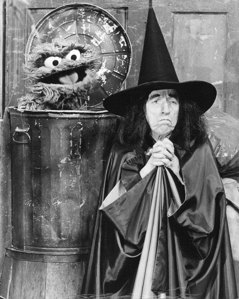 ClassicMovieHub's tweet photo. Celebrating #Halloween Early with two grouches :)
#MargaretHamilton #OscarTheGrouch #SesameStreet #SilverScreams https://t.co/lSjqDDN5sg