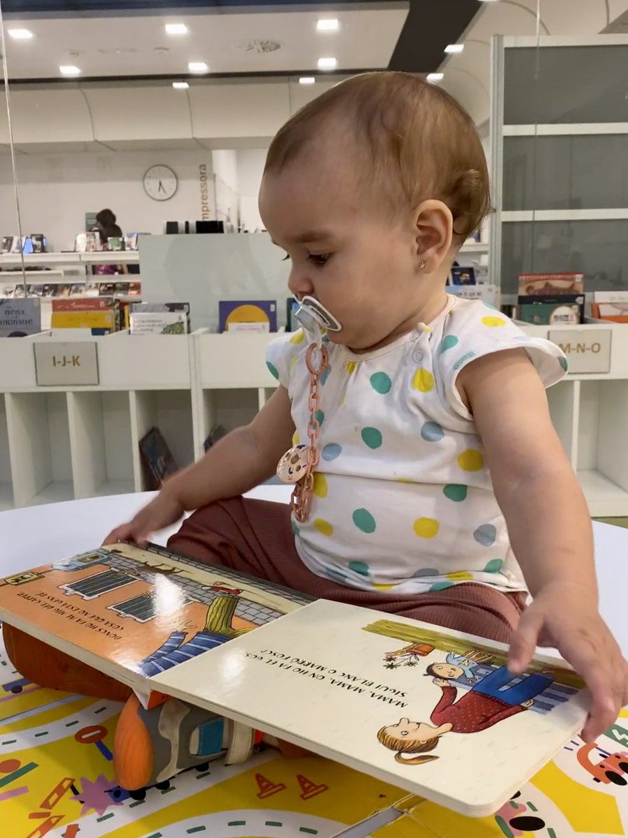 MartaGomezCat's tweet photo. 📚 Aviat ens haurem de fer el carnet de les @bibliosmataro! La Júlia té 13 mesos i els contes la  tornen boja! 🥰

#LlegirEnsFaGrans #Mataró https://t.co/fUA2qVvkVJ