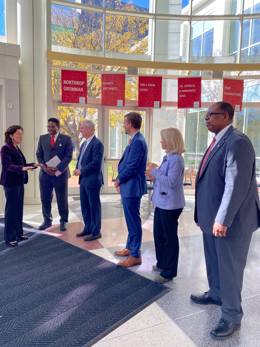 SecRaimondo's tweet photo. Today, I had an opportunity to visit @UofMaryland to meet with students &amp; faculty about their ongoing semiconductor &amp; advanced manufacturing studies and tour their impressive research facilities that provide hands-on learning. https://t.co/JWbJiKtVC9