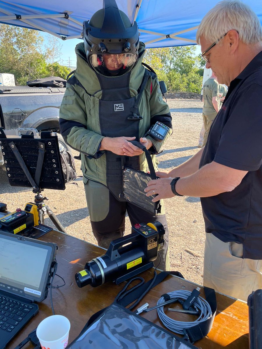 Here's Bill handing over our lightweight Scansilc 1824 x-ray detector panel to the bomb tech for training at the USBTA TTE Event, Houston Texas. Its been great to be involved with this event <a href="/USBTA2016/">USBTA</a>