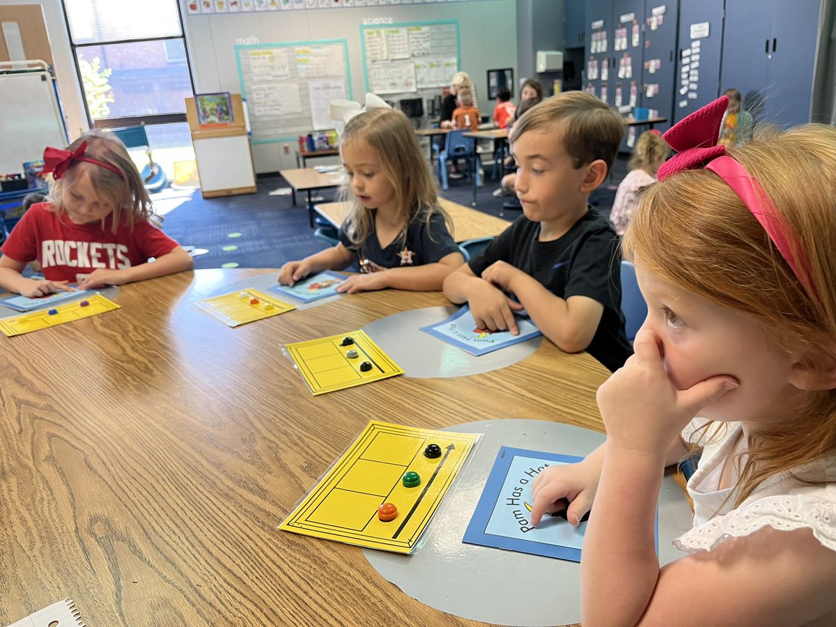 Kinder small group reading. 🦅❤️💙<a href="/BayEaglesSoar/">Bay Elementary</a> #CCISDICs