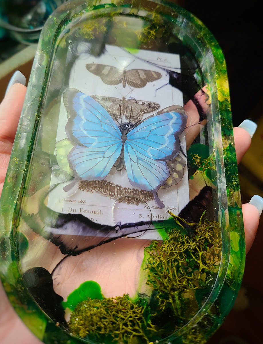 Goldiewhoopbur1's tweet photo. One of a kind butterfly resin tray available for 435 #dogecoin 🦋 https://t.co/4uKGvpF33w