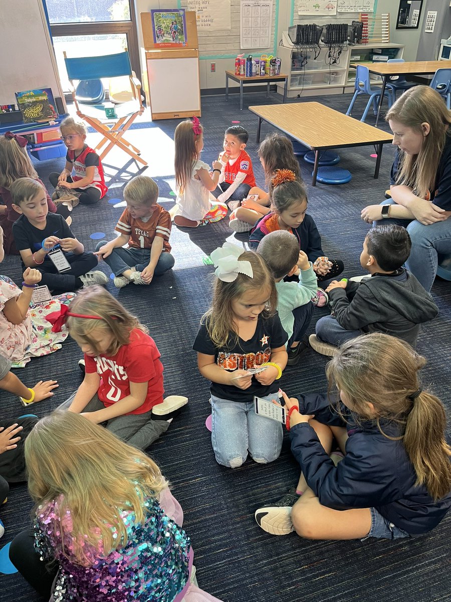 Kinder practicing collaboration with roles. 🦅💙❤️ <a href="/BayEaglesSoar/">Bay Elementary</a> #CCISDICs