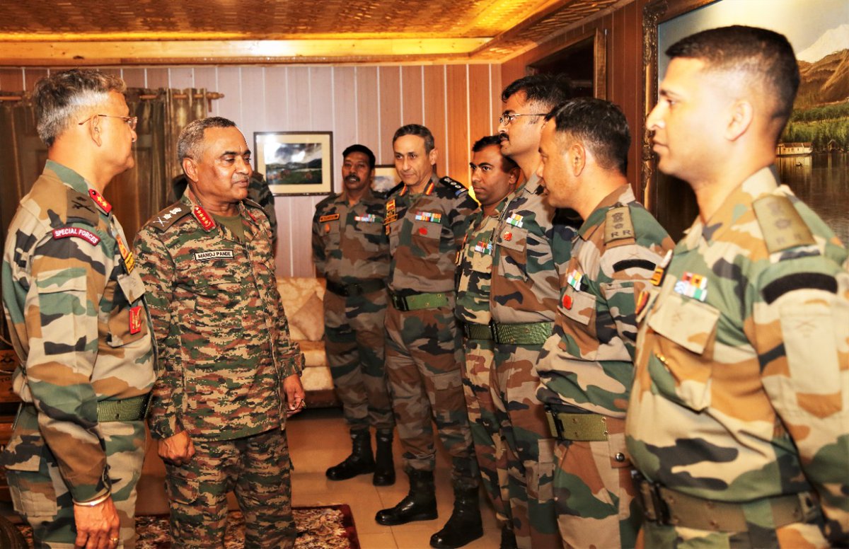 PBSHABD's tweet photo. General Manoj Pande COAS visited Headquarters #VictorForce and reviewed the operational preparedness & security situation.
COAS interacted with the officers & staff and lauded them for their professionalism and dedication to duty.
@adgpi https://t.co/a4zxfTmhOD